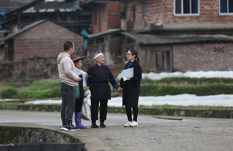 2022年3月24日，在廣西柳州市三江侗族自治縣良口鄉(xiāng)南寨村，紀(jì)檢監(jiān)察干部（右一、左一）在了解惠農(nóng)政策落實(shí)情況。