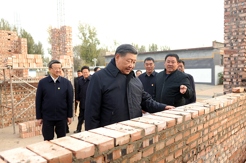 2023年11月10日，習(xí)近平總書(shū)記在河北保定涿州市刁窩鎮(zhèn)萬(wàn)全莊村房屋重建施工現(xiàn)場(chǎng)考察。