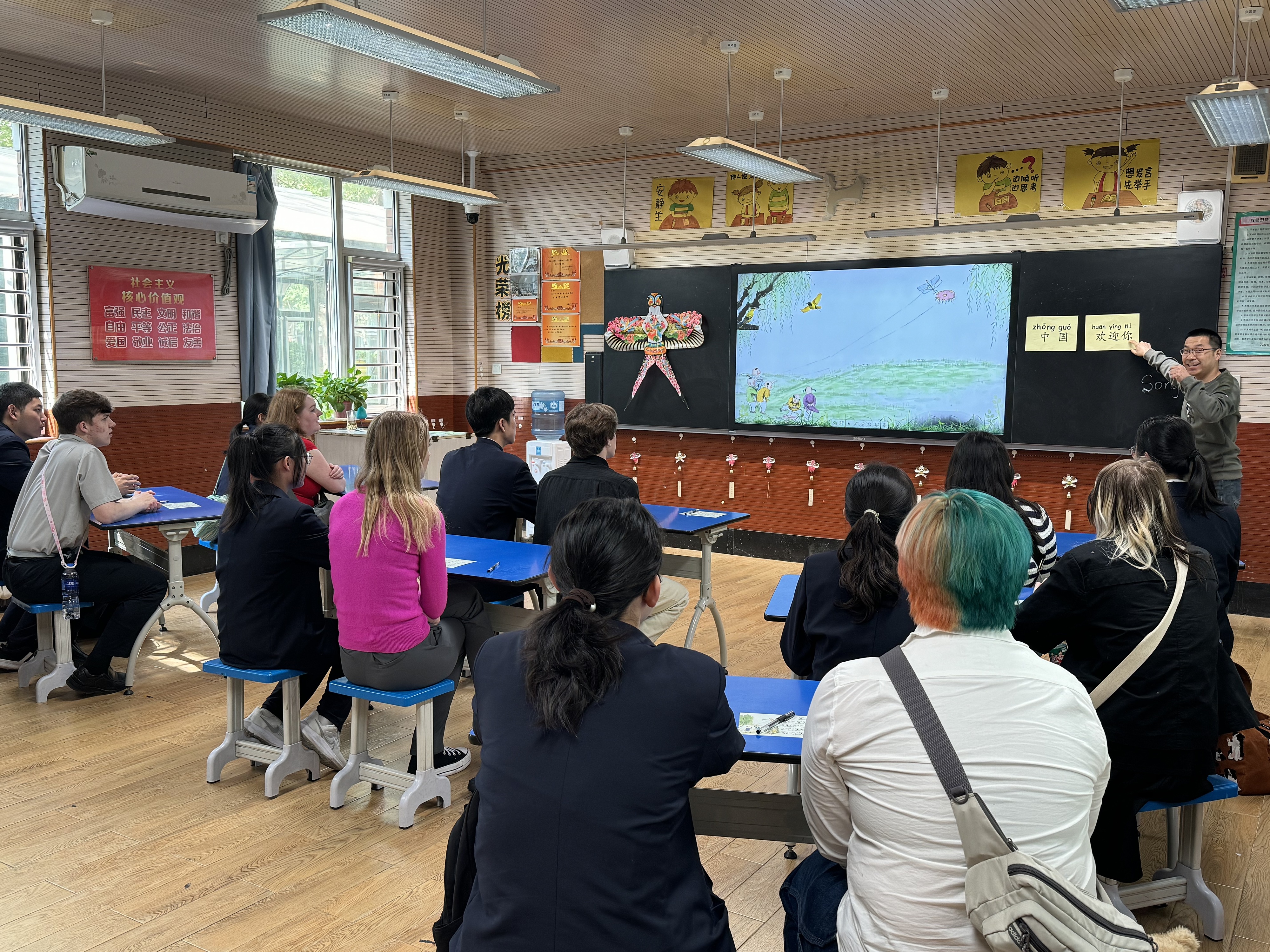 2024年4月20日，美國艾奧瓦州馬斯卡廷高中“友誼傳承”研學團來到石家莊外國語學校，中美學生同上一節(jié)中文課。