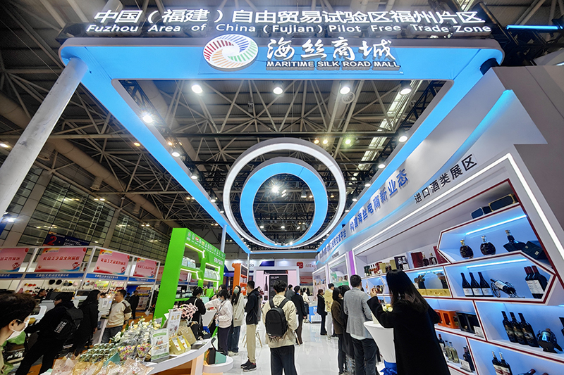 2024年3月18日，第四屆中國(guó)跨境電商交易會(huì)在福建福州開(kāi)幕。展會(huì)聚焦“鏈接跨境全流域 共建電商新生態(tài)”，集聚全國(guó)80余個(gè)外貿(mào)產(chǎn)業(yè)帶的上千家供應(yīng)鏈企業(yè)。