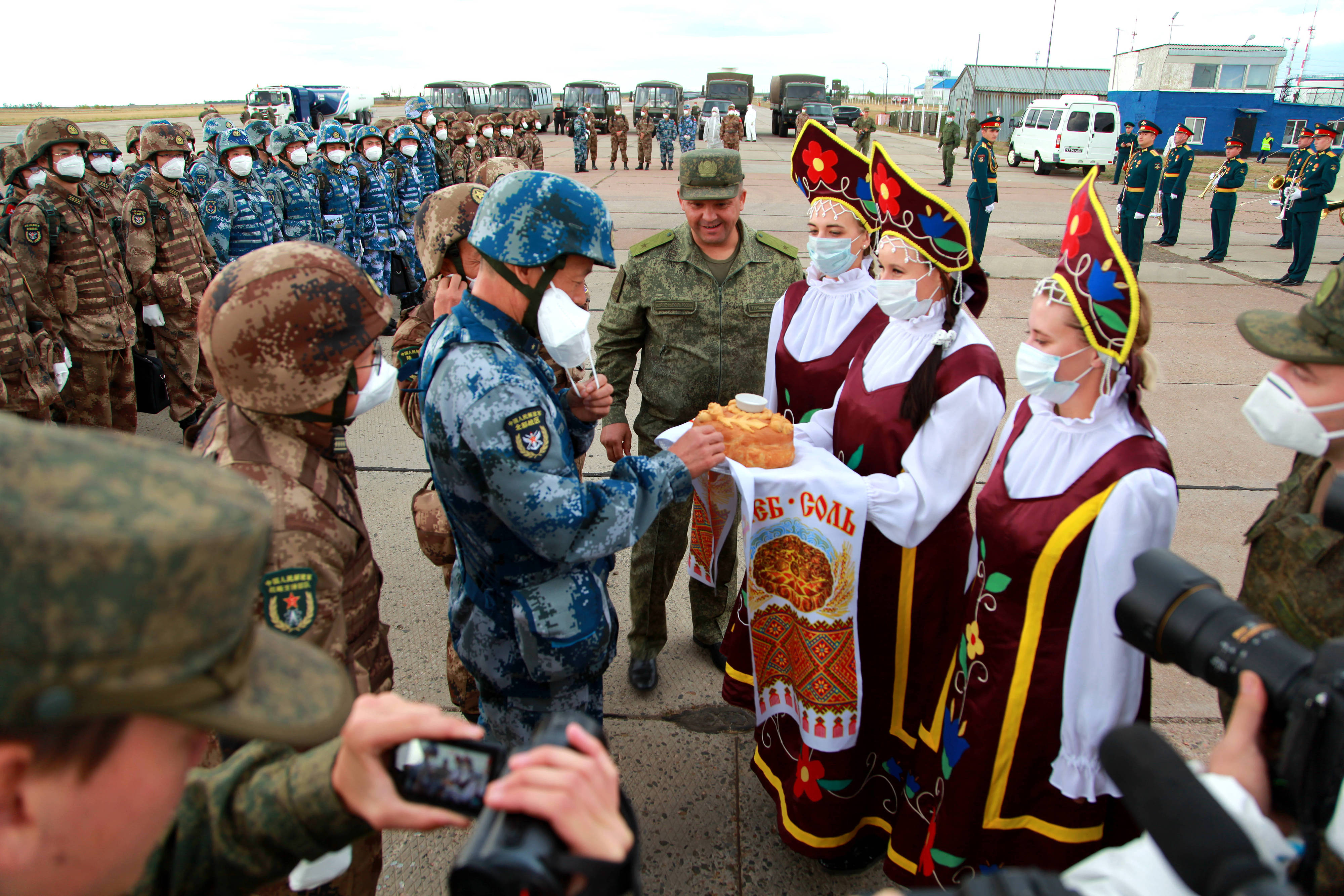 當(dāng)?shù)貢r(shí)間2021年9月10日，跨境參加“和平使命-2021”上海合作組織成員國(guó)聯(lián)合反恐軍演的中方部隊(duì)導(dǎo)演部抵達(dá)俄羅斯奧倫堡“東古茲”靶場(chǎng)演習(xí)地域。圖為俄方人員為中方人員舉行歡迎儀式。